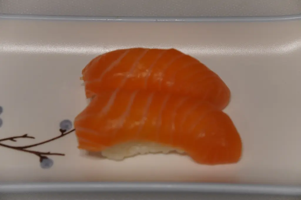 40.Nigiri salmón