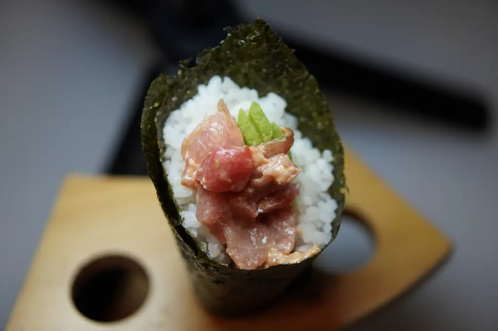 84.Temaki spicy atún