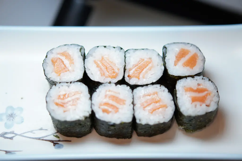 90.Maki salmón
