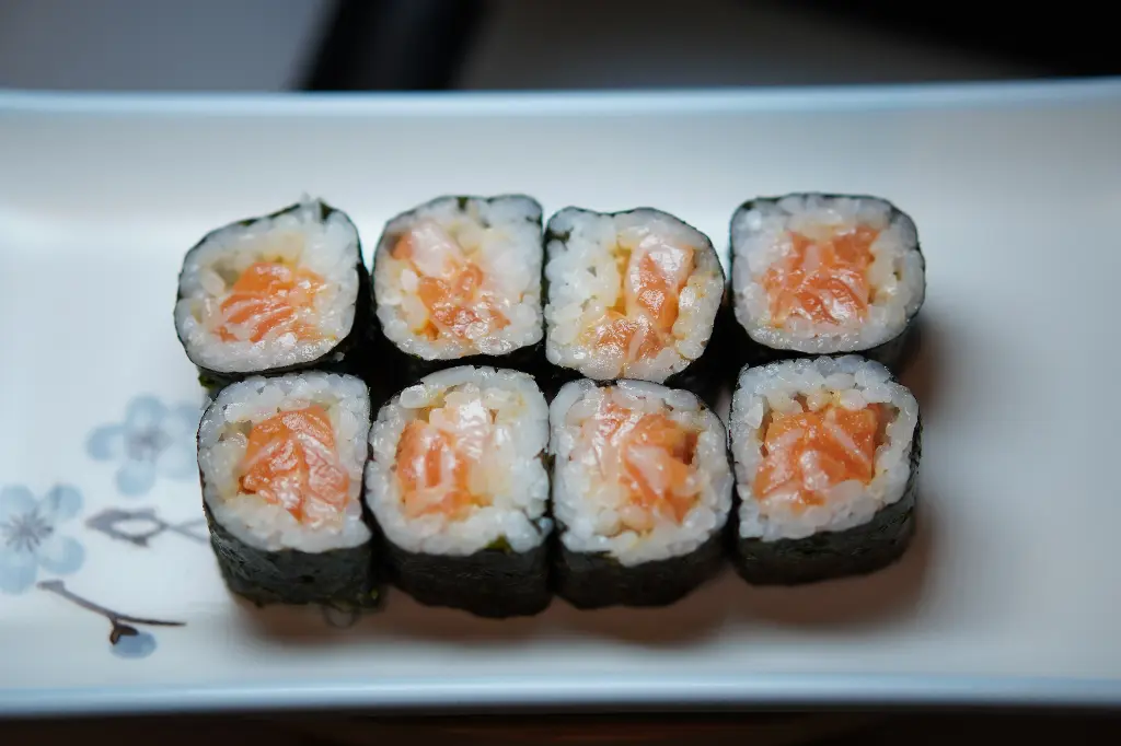 96.Maki salmón queso