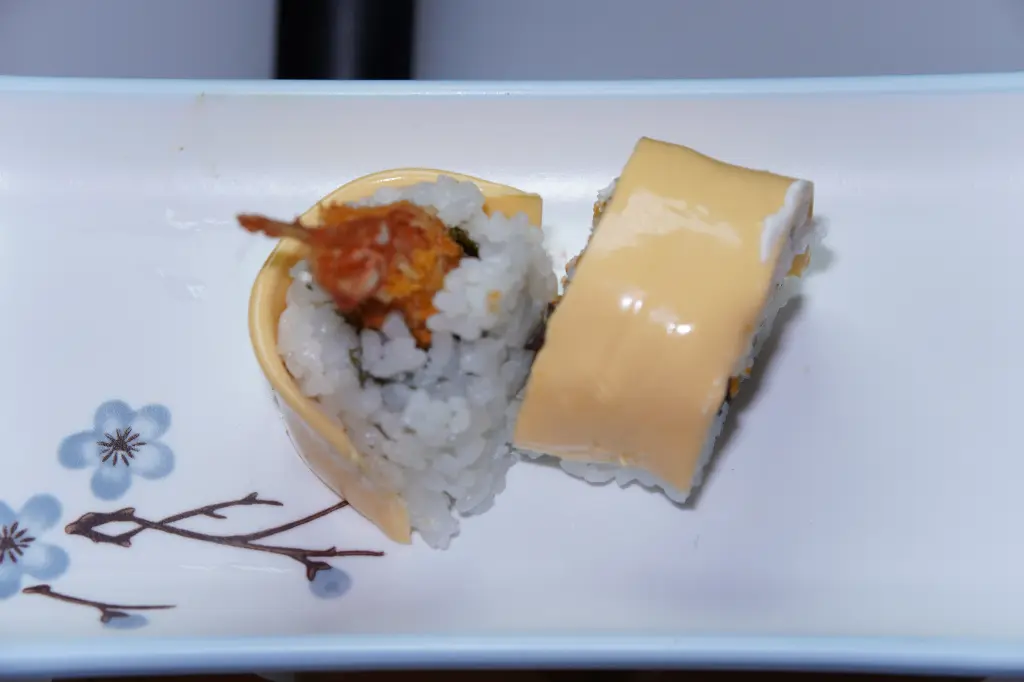 134.Uramaki queso cheddar