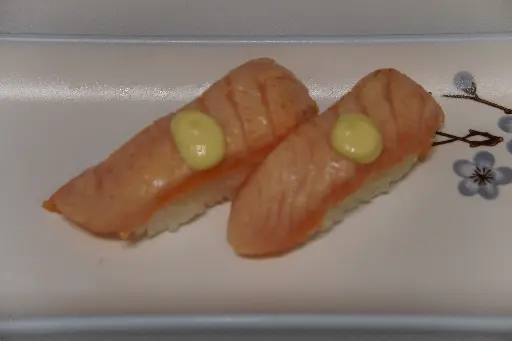 [42] 42.Nigiri salmón flameado