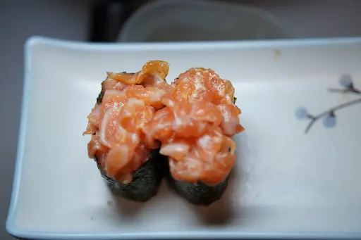 [59] 59.gunkan spicy salmón