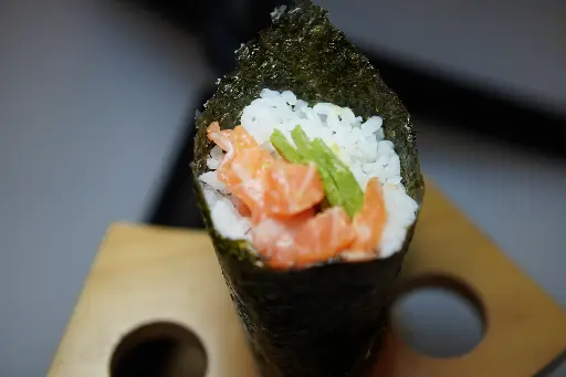 [80] 80.Temaki salmón
