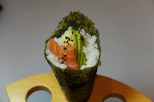 [83] 83.Temaki spicy salmón