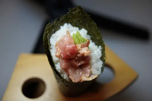 [84] 84.Temaki spicy atún