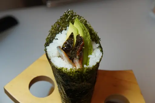[85] 85 .Temaki anguila