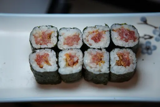 [93] 93.Maki atún spicy cebolla frita