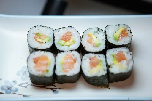 [97] 97.Maki salmón aguacate