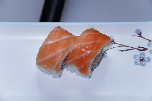 [121] 121.Uramaki queso salmón